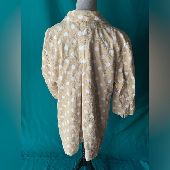 Chico’s WOMENS Size XL TOP, BUTTONED FRONT/PLEATED BACK/EMROIDERED, EUC - Picture 2 of 3